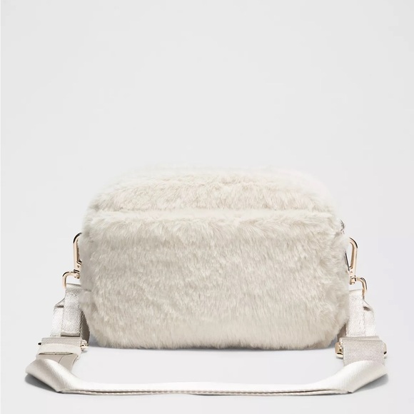 Lululemon Everywhere Crossbody Bag 2L Plush Fleece- Natural Ivory/Gold - Picture 3 of 5